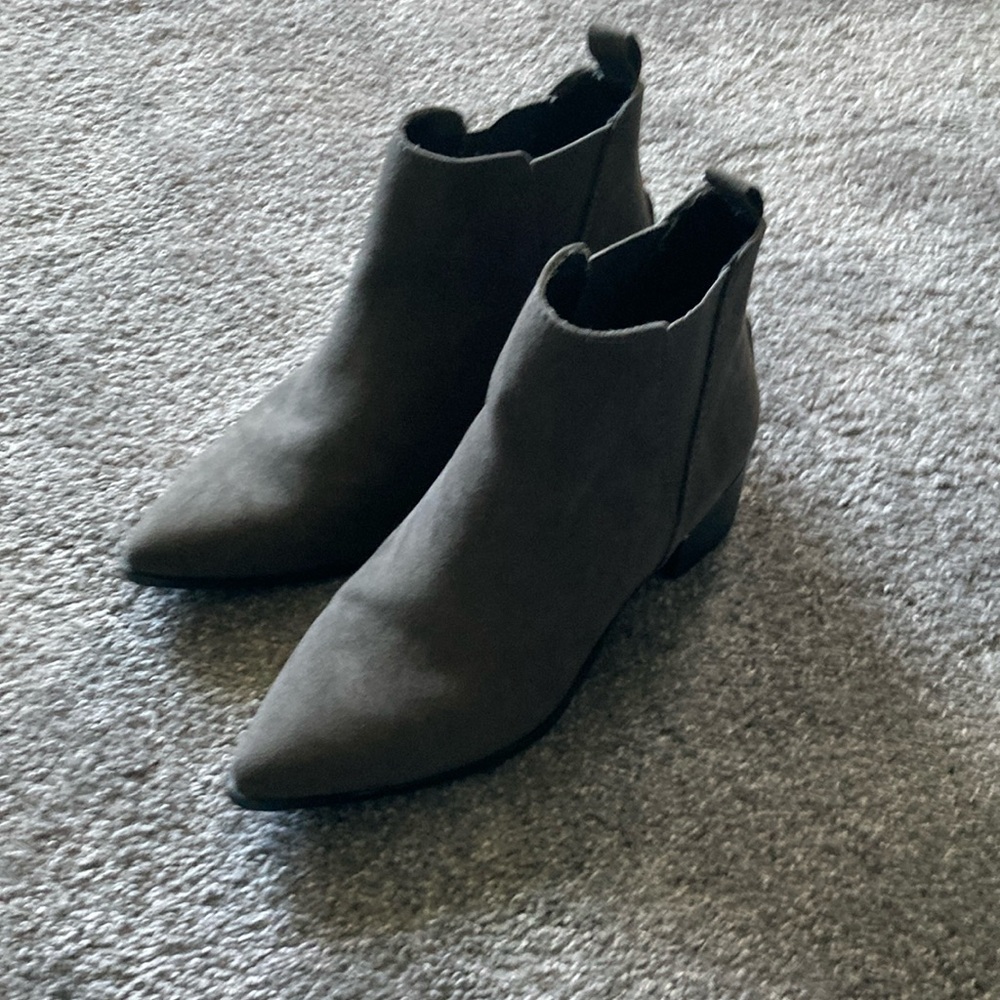 Faux suede old navy booties EUC 6.5